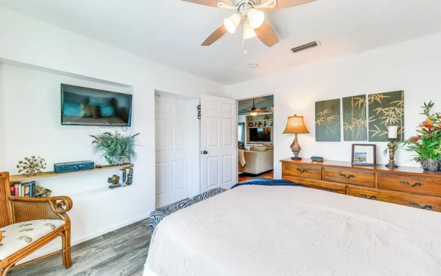 Backyard Hangouts: Bradenton Home Near Dining!
