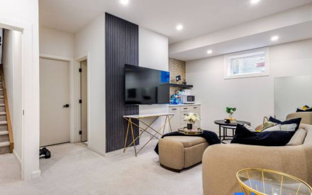 Cozy Luxury Suite with Private Movie Theatre