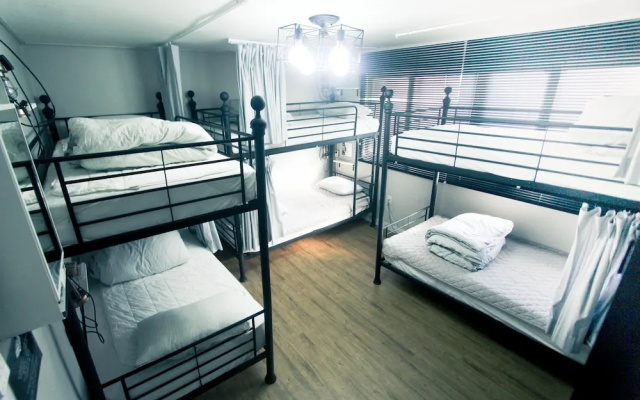 Travelholic Guesthouse - Hostel