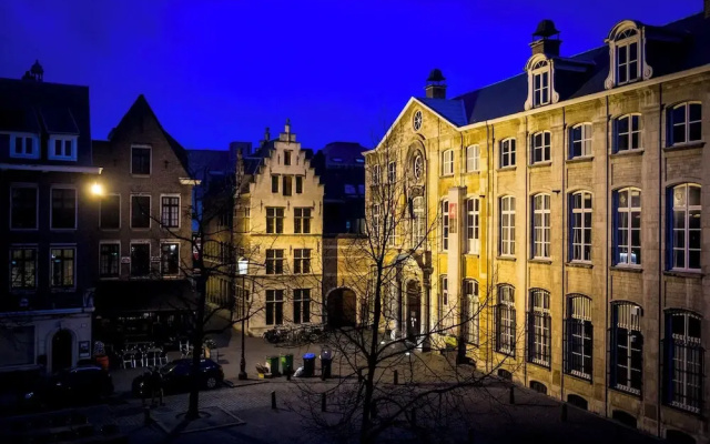A place - Vrijdagmarkt 1