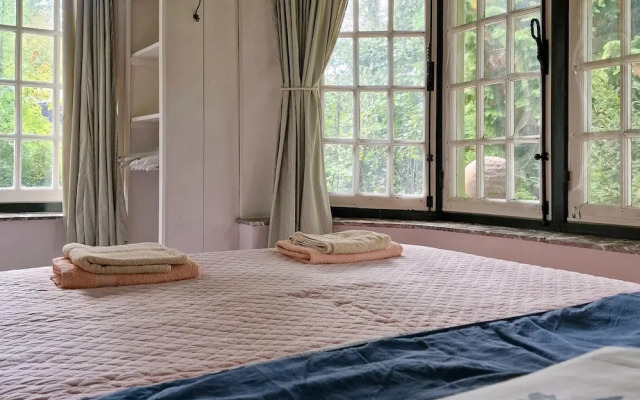 Historic Romantic Pavilion Retreat for 4