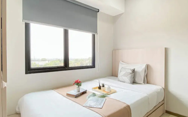 White Accent Studio At Apartment Meikarta Near Paramadina University
