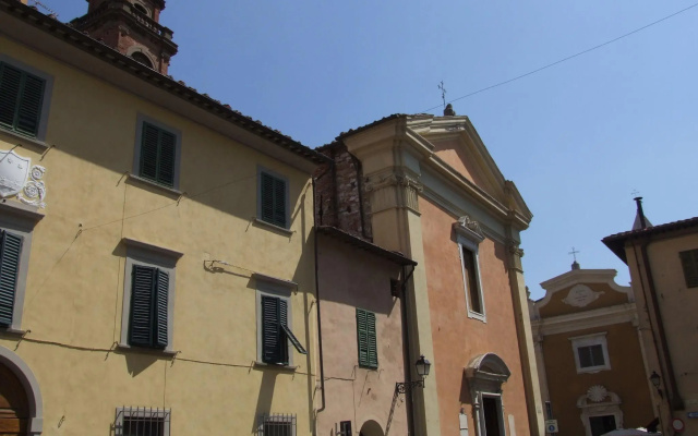 It 's located in the historic center of Pisa on the ground floor of a 17th century building
