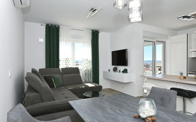 Stylish Kaštela Apartment With Modern Amenities and Free Parking