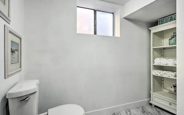 Oxnard Apartment < 1/2 Mi to Beaches!