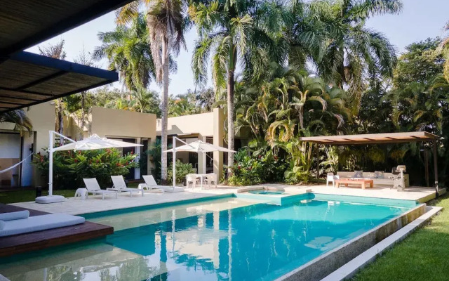 w Splendid 5BR Villa at Mesa de Yeguas
