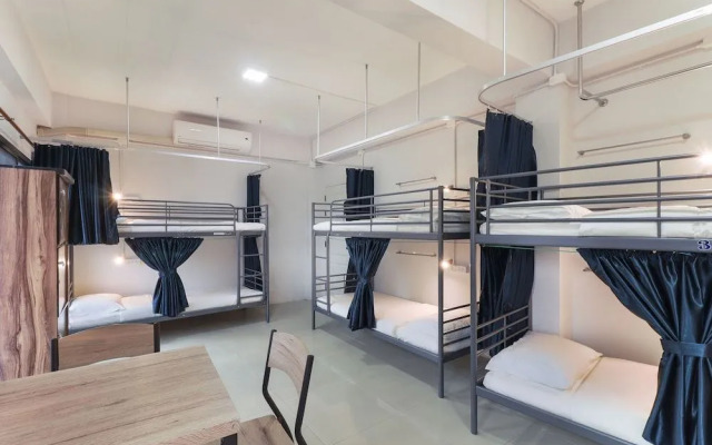 OYO 724 Green Light Cafe and Bed Hostel