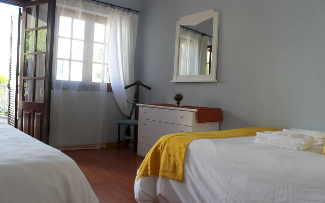 Ericeira Chill Hill Hostel & Private Rooms - Peach Garden