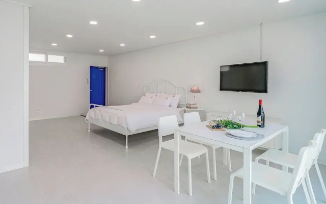 Uni’s Ocean Pool Villa