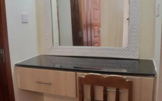 Up-Hill Rosslyn 1 bedroom Apartment