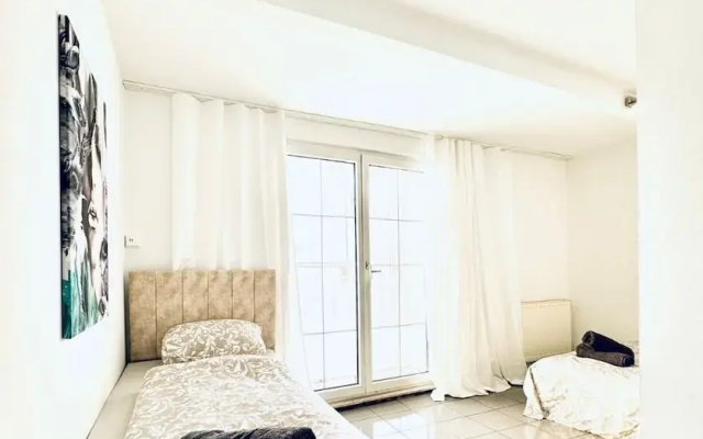 7 private Rooms in a spacious Villa