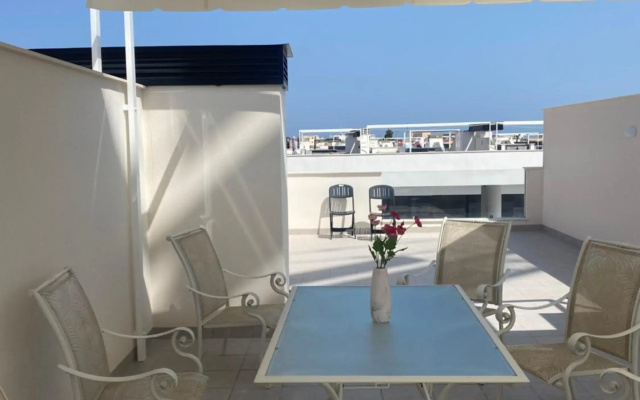 Luxury Apartment - Rooftop Terrace, Pool & nearby beach