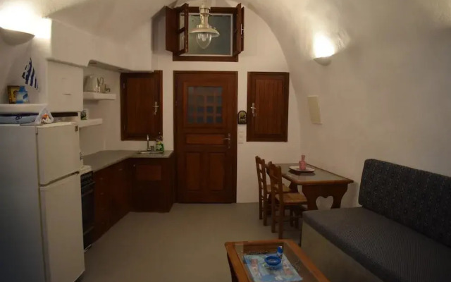 Tzannis Cave House