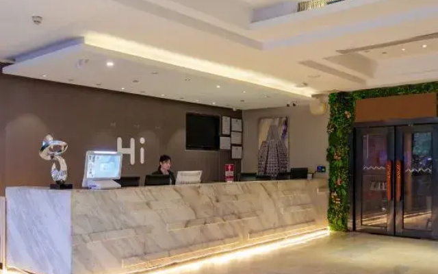 Haipeng Hotel (Shenzhen Xixiang Metro Station)