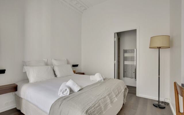 Отель Extraordinary Apt 6 Pers Louvre Франция, Париж - отзывы, цены и фото номеров - забронировать отель Extraordinary Apt 6 Pers Louvre онлайн комната для гостей