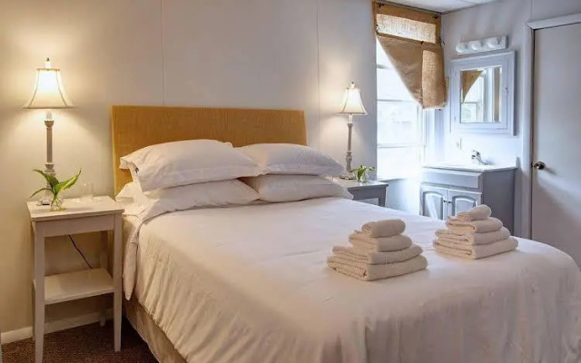 Pine Hill Arms Hotel
