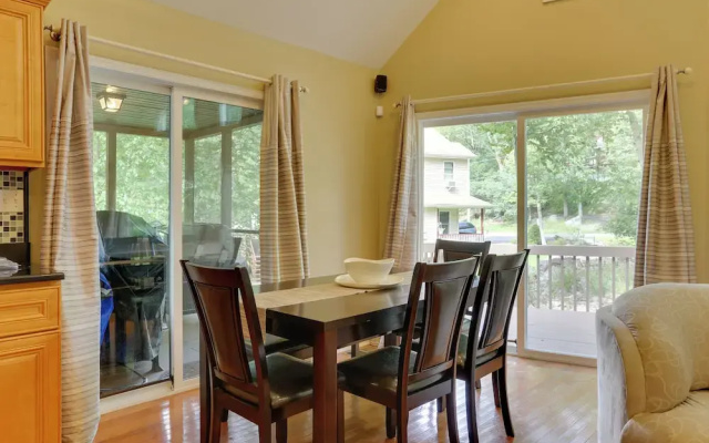 Pools, Hot Tub & More: Bushkill Mountain Getaway!