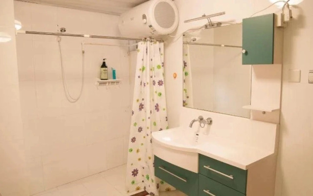 WXWS Youth hostel