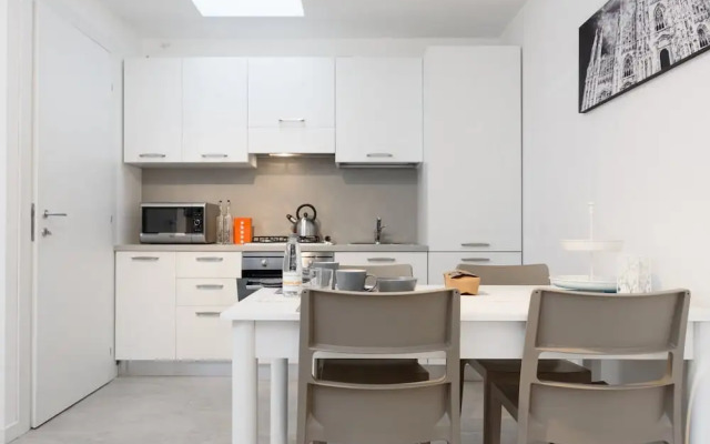 Marinas White Apartment