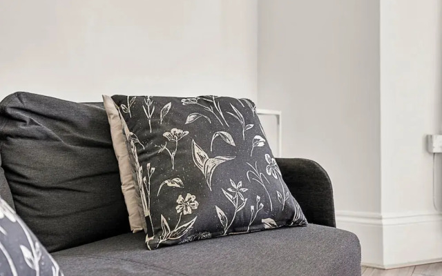 Bright and Newly Furnished Acton Apartment