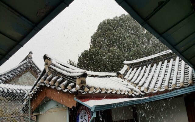 Отель Eoot Hanok Guesthouse Южная Корея, Сеул - отзывы, цены и фото номеров - забронировать отель Eoot Hanok Guesthouse онлайн