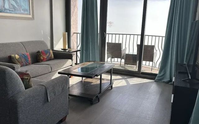 Luxury 3BR at Palms by Hosteeva