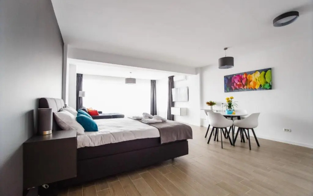 Lounge 8 Studios