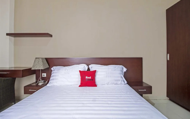 RedDoorz Plus Near Ambassador Mall