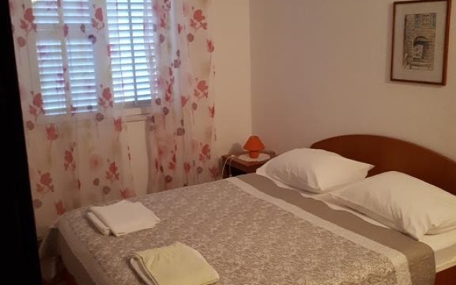 Apartment Vito - 10 m from sea: A1 Brodarica, Riviera Sibenik