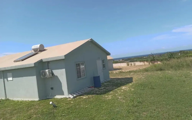Beach-view 2 Bed Apartment Sleeps 4 - Free Parking
