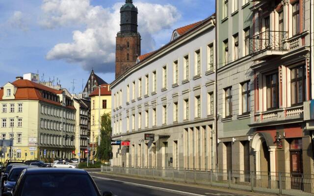 Отель SleepWalker Boutique Suites вид на фасад