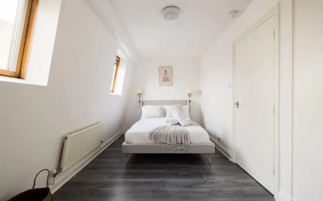 Stylish 2 Bedroom Apartment - Shepherd s Bush