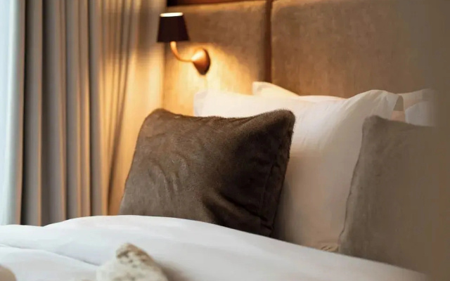 Luxury 1BR High-Floor Retreat