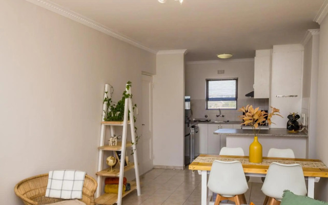 Sunny 2 bedroom apartment in Blouberg Beachfront