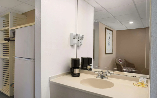 Days Inn by Wyndham Panama City Beach/Beachfront Resort