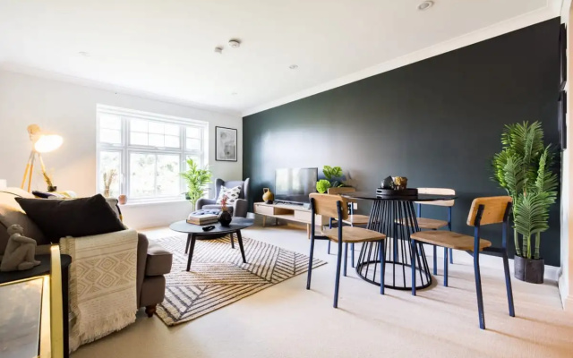 The Brockwell Park Escape - Bright 2BDR Flat with Parking