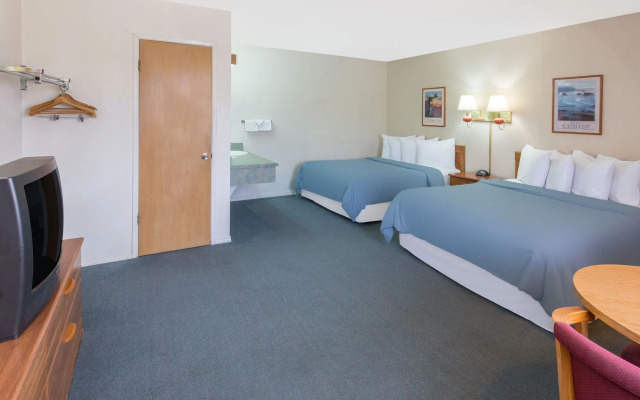 Redwood Inn