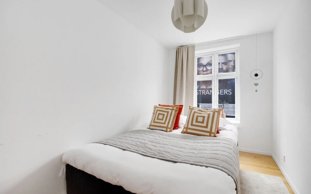 Sanders Regent - Popular 3-bdr Apt With Balcony