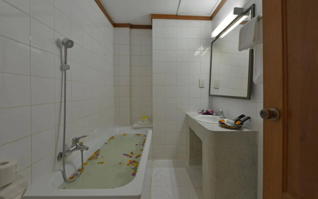 Amazing Kengtong Resort