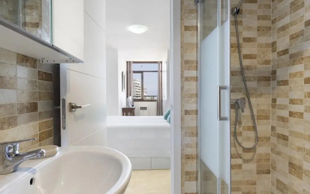 Prime Location Apartment With Seaviews
