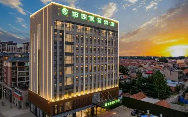 Ldyllic Holiday Inn Hotel