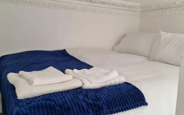 F103-1st Flr Mezzanine Studio Fit 3 Near Hyde Park