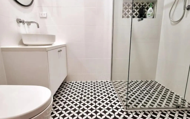 New modern 3 bedroom apartment in St Kilda East