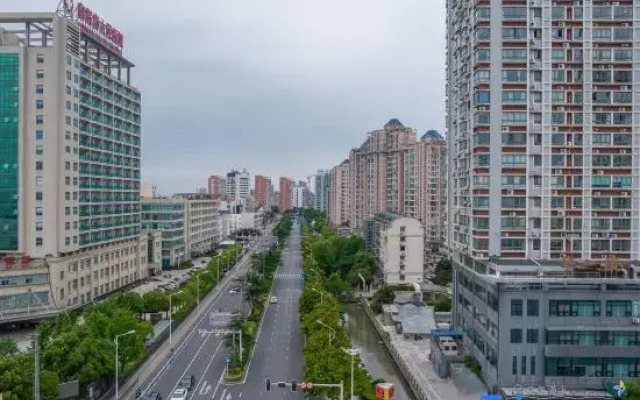 Huaju Hotel (Wenfeng World Store, Middle Jianghai Road, Qidong)