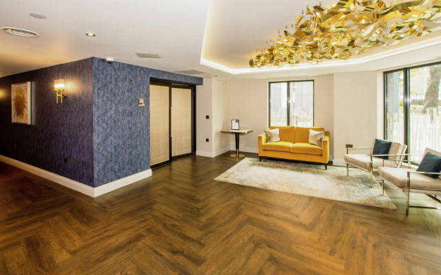 Sleek 6-Guest Apt at St Martin s Bham