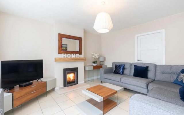 Modern Three Bedroom Home in Gloucester with Hot Tub