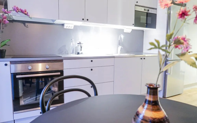 Luxury Business Studio Apartment Street View - Cityliving Umami