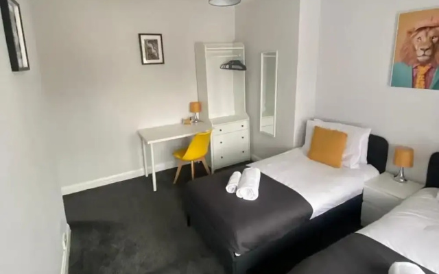 House - Sleeps 6 - Pet Friendly - Parking