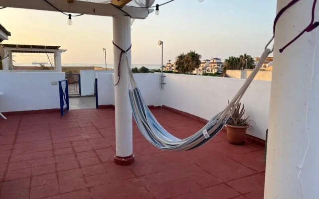 Apartamento con terraza y piscina a 300m de playa