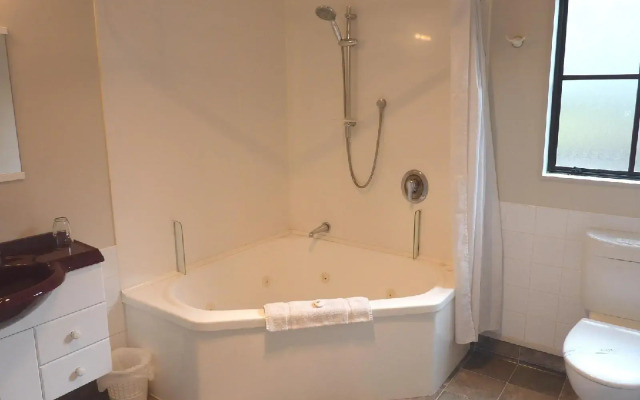 Bk's Pohutukawa Lodge